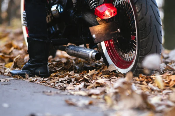 Közelkép Motorkerékpár Kipufogógáz Miközben Felcsatolja Motor Lovas Rajta Szabadban Úton — Stock Fotó