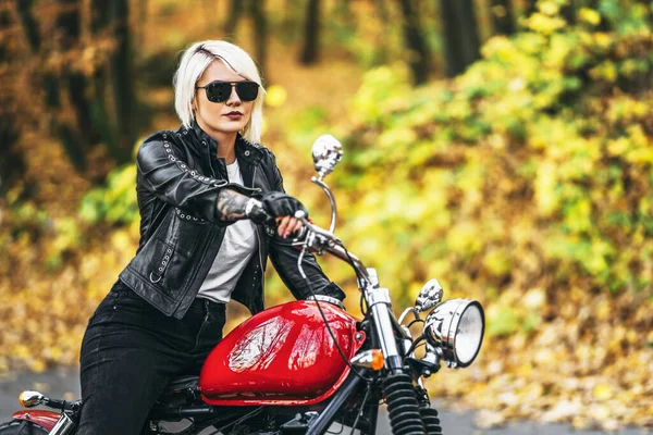 Hübsches Blondes Biker Mädchen Mit Sonnenbrille Und Rotem Motorrad Unterwegs — Stockfoto