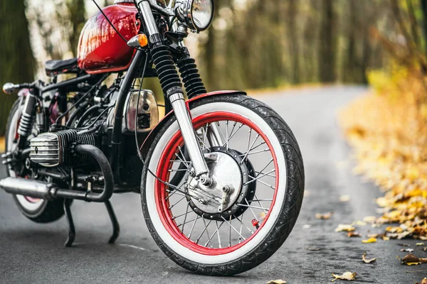 Kırmızı Özel Yapım Eski Moda Motosiklet Ormanda Yol Kenarında Renkli — Stok fotoğraf