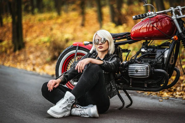 Hübsches Blondes Biker Mädchen Mit Sonnenbrille Sitzt Neben Rotem Motorrad — Stockfoto