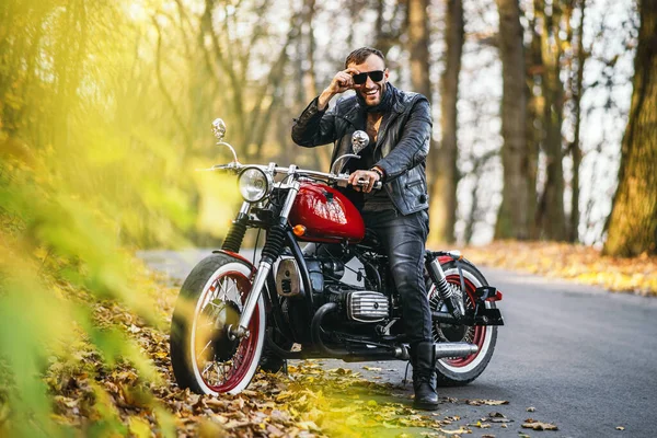 Bärtiger Brutaler Mann Mit Sonnenbrille Und Lederjacke Sitzt Auf Einem — Stockfoto