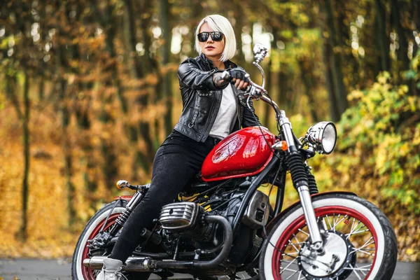 Menina Motociclista Muito Loira Óculos Sol Com Motocicleta Vermelha Estrada — Fotografia de Stock