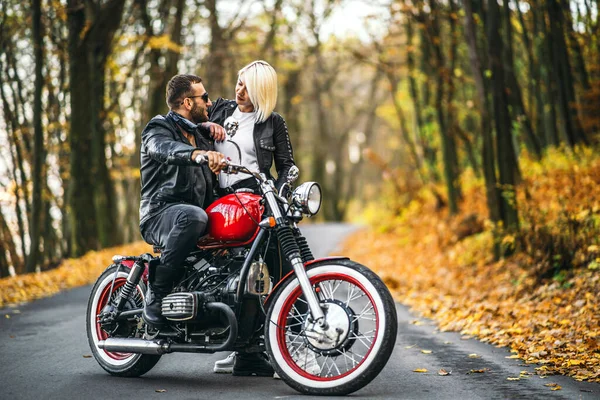 Casal Bonito Perto Motocicleta Vermelha Estrada Floresta Com Fundo Colorido — Fotografia de Stock