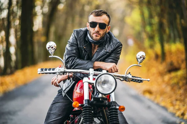 Bärtiger Brutaler Mann Mit Sonnenbrille Und Lederjacke Sitzt Auf Einem — Stockfoto