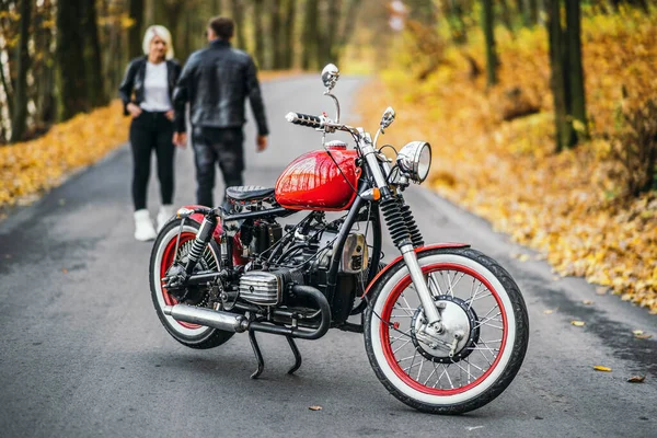 Bonita Pareja Cerca Motocicleta Roja Carretera Bosque Con Fondo Borroso — Foto de Stock