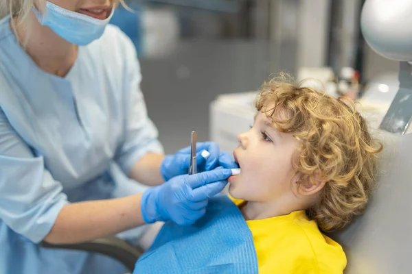 Söt Ung Pojke Besöker Tandläkare Med Sina Tänder Kontrolleras Kvinnlig — Stockfoto