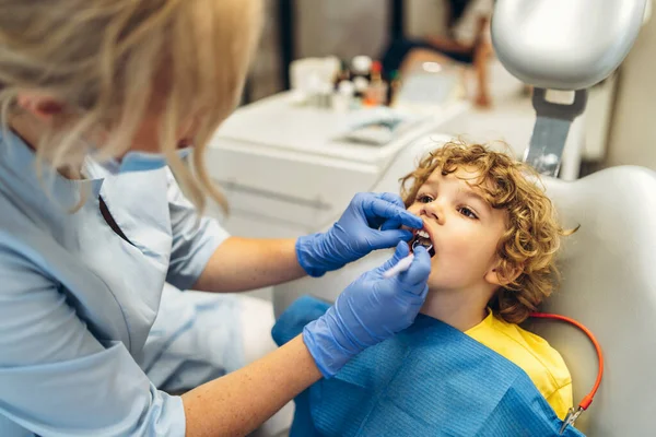 Bonito Menino Visitando Dentista Tendo Seus Dentes Verificados Por Dentista — Fotografia de Stock