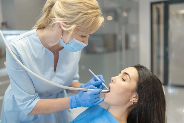 Female Dentist Dental Clinic Providing Examination Treatment Oral Cavity Female — Stock Photo, Image