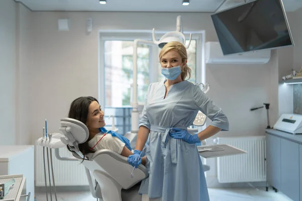 Dentista Feminina Clínica Odontológica Que Fornece Exame Tratamento Cavidade Oral — Fotografia de Stock