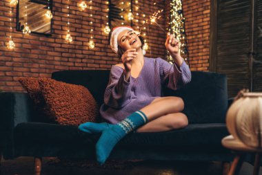 Noel şapkalı, elinde maytapla oldukça mutlu bir esmer.