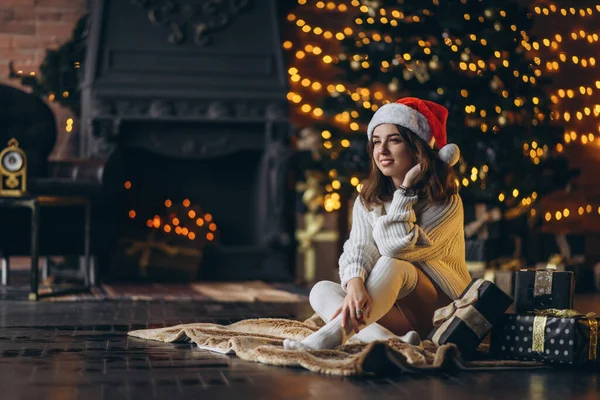 Weihnachten Neujahr Hübsche Frau Warmem Pullover Socken Und Weihnachtsmütze Hause — Stockfoto