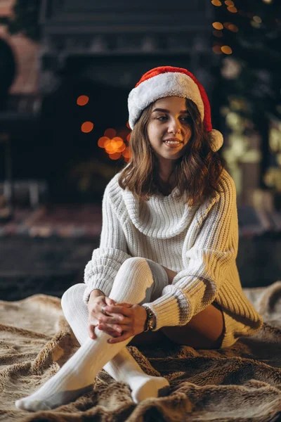 Weihnachten Neujahr Hübsche Frau Warmem Pullover Socken Und Weihnachtsmütze Hause — Stockfoto