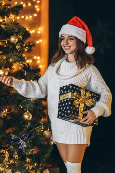Weihnachten Neujahr Hübsche Frau Warmem Pullover Socken Und Weihnachtsmütze Schmückt — Stockfoto