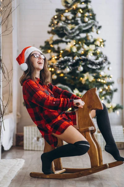 Natal Ano Novo Mulher Bonita Camisa Meias Divertir Montando Brinquedo — Fotografia de Stock