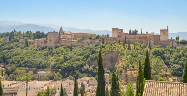 Alhambra, İspanya 'nın Granada bölgesindeki Albaisin bölgesinde San Miguel' in bakış açısından görülen ağaçlarla çevrilidir.
