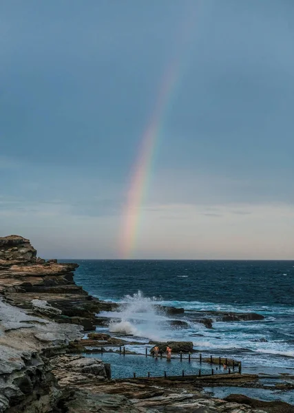 Kalın Renkli Bir Gökkuşağı Okyanus Çizgisinden Ayrılıyor Mutlu Tanımlanamayan Yüzücülerin — Stok fotoğraf