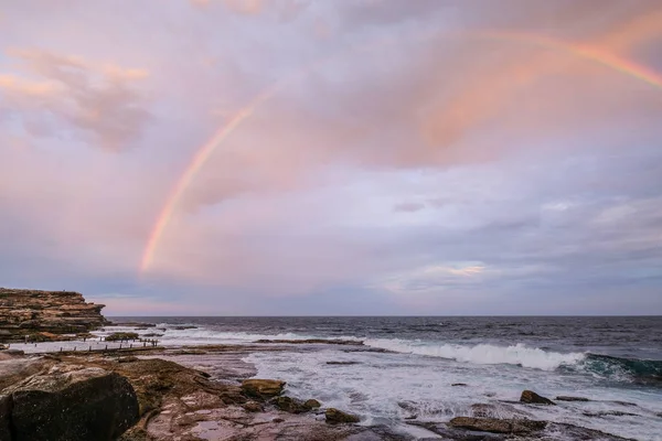 Fantastisk Regnbåge Ovanför Havet Och Havsbassängen Det Går Över Himlen — Stockfoto