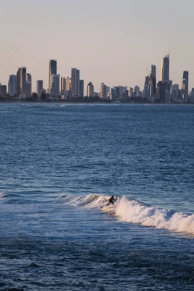 Oidentifierbar Man Surfar Framför Staden Surfers Paradise Queenland Australien — Stockfoto