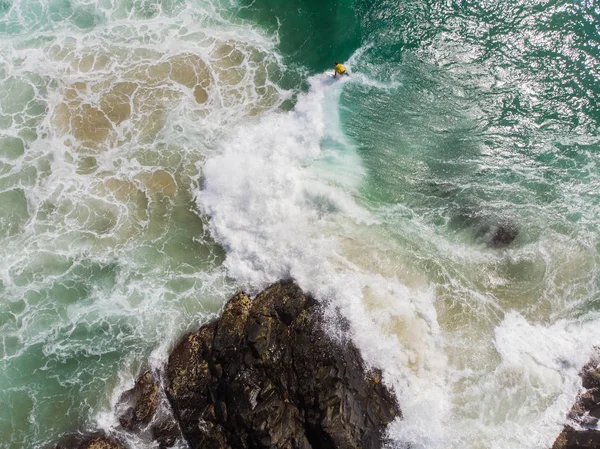 Взгляд Воздуха Неизвестного Серфера Покоряющего Волны — стоковое фото