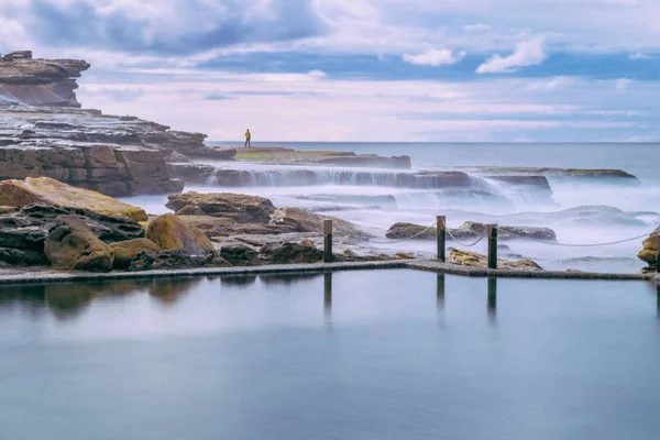 Silhuetten Oidentifierbar Man Rock Fiske Avstånd Framför Mahon Rock Pool — Stockfoto