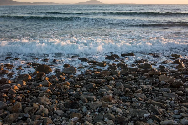 Волны Скалистом Пляже Восходе Солнца — стоковое фото