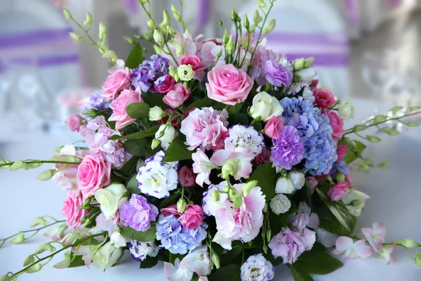 Buquê Casamento Uma Festa Cores Diferentes Rosa Roxo — Fotografia de Stock