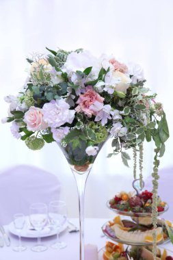 Düğün masa dekorasyonu misafirlerine için gül buket çiçek yaptı