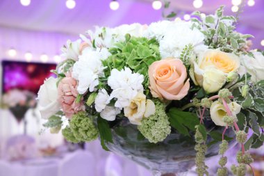 Mor neon ışıklar arka plan üzerine gül buketi