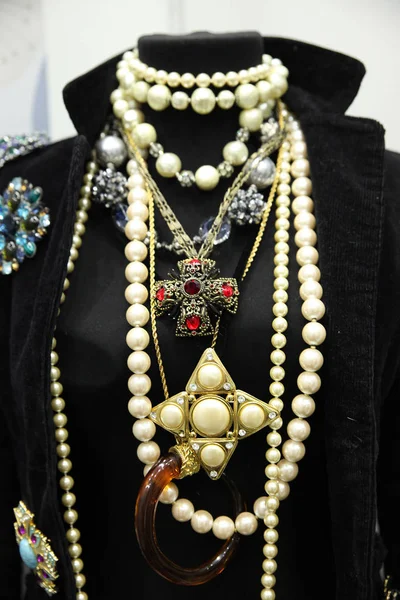 Manken taş ve inciler ile güzel altın takı ile ceket. Moskova. 07.02.2018