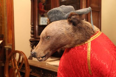 Konuklar restoranda bir gömlek ve şapka ushanka dolması ölü ayı ağırlıyor