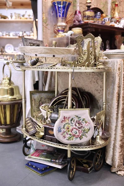 Mesa Com Uma Bolsa Entre Várias Peças Vintage Mercado Pulgas — Fotografia de Stock