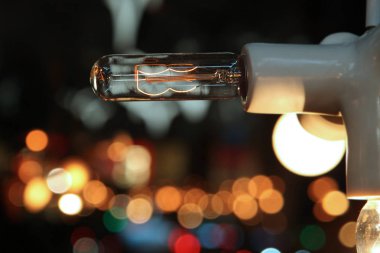 Renkli ışıkların arkaplanına konulmuş ampul