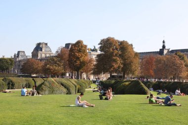 İnsanlar Louvre Müzesi 'nin önündeki Tuileries Parkı' nın çimlerinde dinleniyor. Paris mi? 30.09.2011