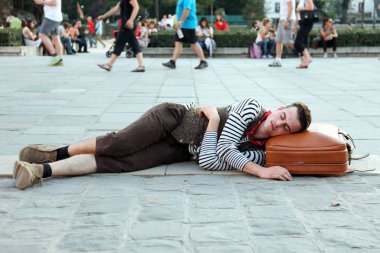 Adam önünde Notre Dame de Paris meydanında Yataklı vagon canlandırıyor. Fransa. 30.09.2011