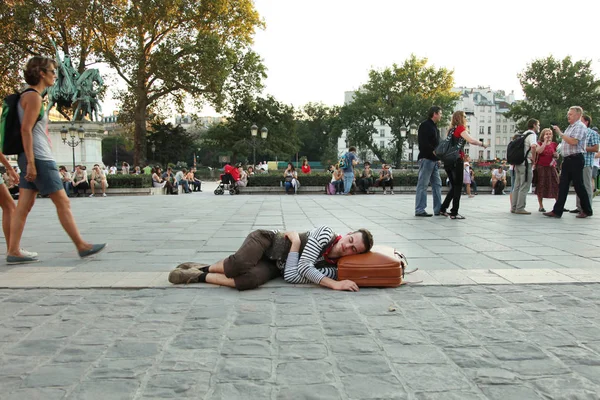 Hombre Retrata Dormir Acostarse Pavimento Frente Notre Dame Paris Francia —  Fotos de Stock