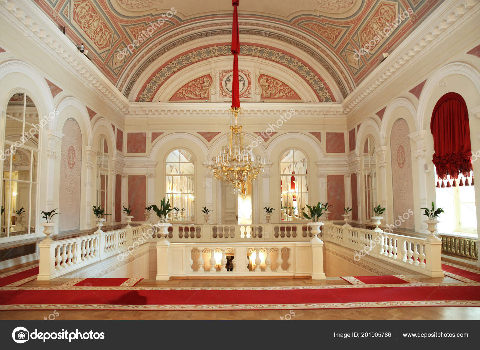 主门厅与大剧院的吊灯莫斯科2018 —— 库存社论照片© ozina #201905786