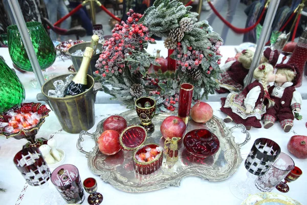 Vánoční Stůl Dobovým Dekorem Šampaňským Brýle — Stock fotografie