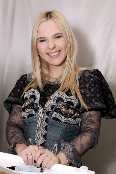 Olomon qollarini ishqalaydi