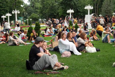 Park'ın bahçesinde insanlar çok sayıda. Moskova. 01.08.2009