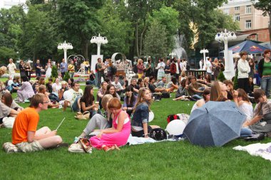 Birçok kişi parkta çimenler üzerinde dinlenme. Moskova. 01.08.2009