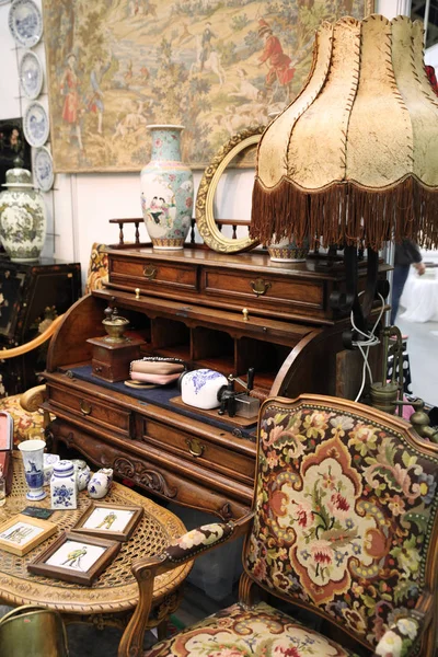 Intérieur Vintage Avec Chaise Lampadaire Sur Marché Aux Puces — Photo