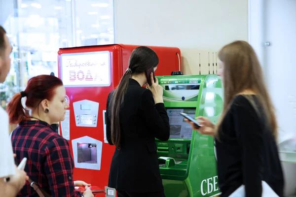 Gente Usa Cajero Automático Sberbank Moscú 2018 — Foto de Stock