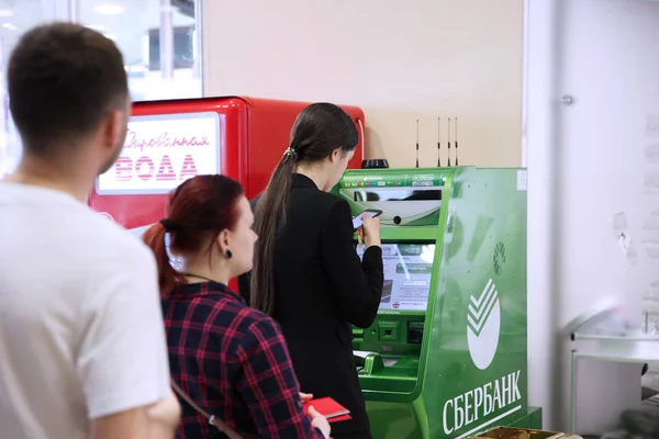 File Attente Des Gens Dans Guichet Automatique Sberbank Moscou 2018 — Photo