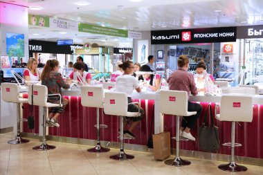 Kadınlar Alışveriş Merkezi'nde Express manikür hizmeti kullanın. Moskova. 11.07.2018