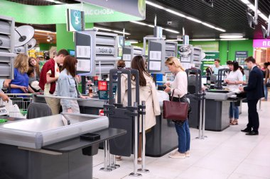 Satınalmalar için ödemek için insanları süpermarkette gişe. Moskova. 11.07.2018