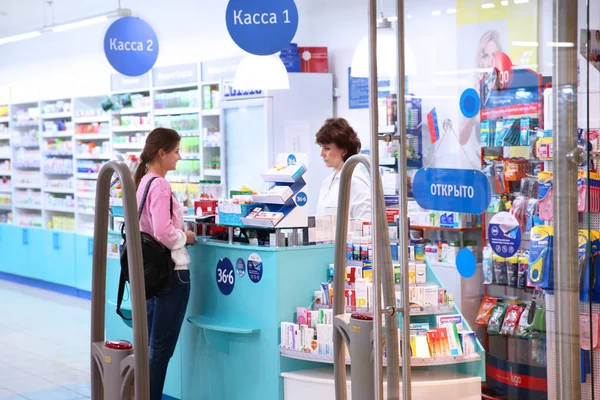 Alıcı ve Moskova'da bir eczane ve eczacı. 11.07.2018