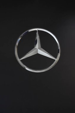 Mercedes-Benz işareti siyah arka plan üzerine. Moskova. Vegas Alışveriş Merkezi. 27.07.2018