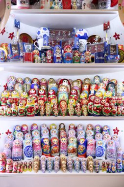 Güzel Rus Hatıra Eşyası ile büyük vitrin. Moskova. 11.07.2018