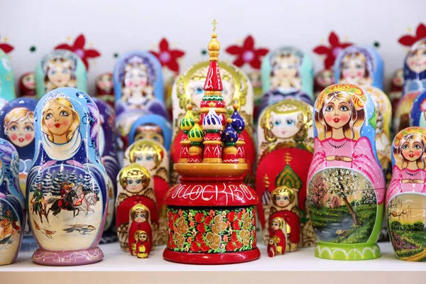 전통적인 러시아 기념품의 판매입니다 모스크바입니다 2018 — 스톡 사진