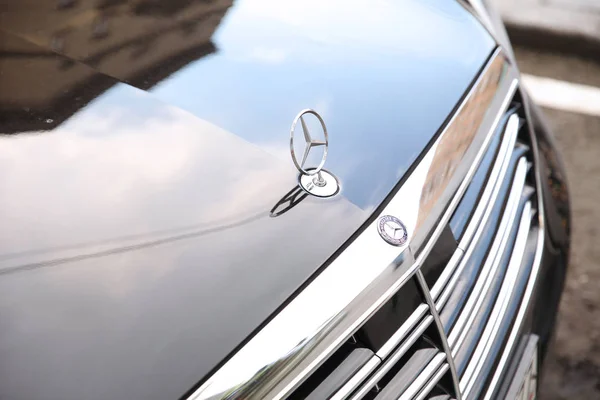 Mercedes Benz Sign Hood Car Moscow 2018 — Stock Photo, Image